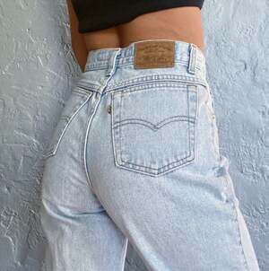 Levi's 900 Series Light Wash Vintage Mom Jeans. 28” Waist. 30” Inseam.